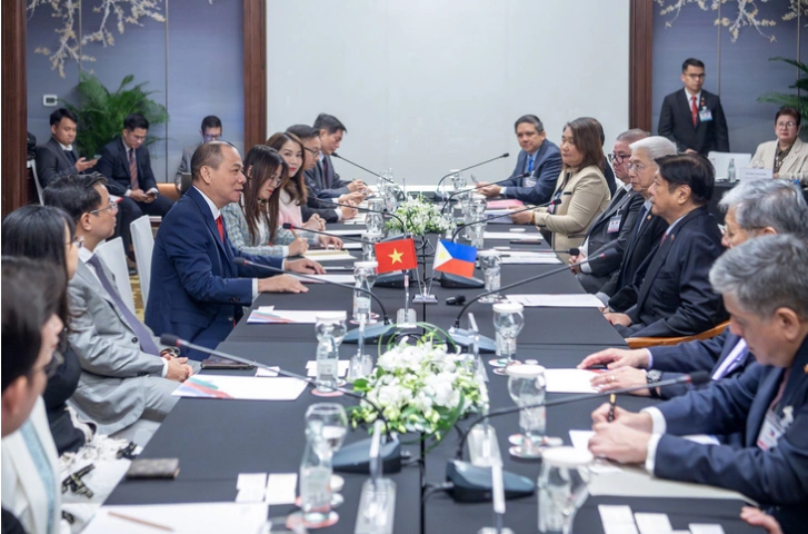 Vietnam’s Green GSM Have Arrived in Metro Manila — Here’s Everything You Need to Know 4 In photo: Vingroup chairman Pham Nhat Vuong (left side) presents Vingroup’s plans to invest in the Philippine market at a meeting with Philippine President Ferdinand Romualdez Marcos Jr. and DTI Secretary and BOI Chairman Alfredo E. Pascual in Hanoi, January 29, 2024. Photo: D.H. / Tuoi Tre