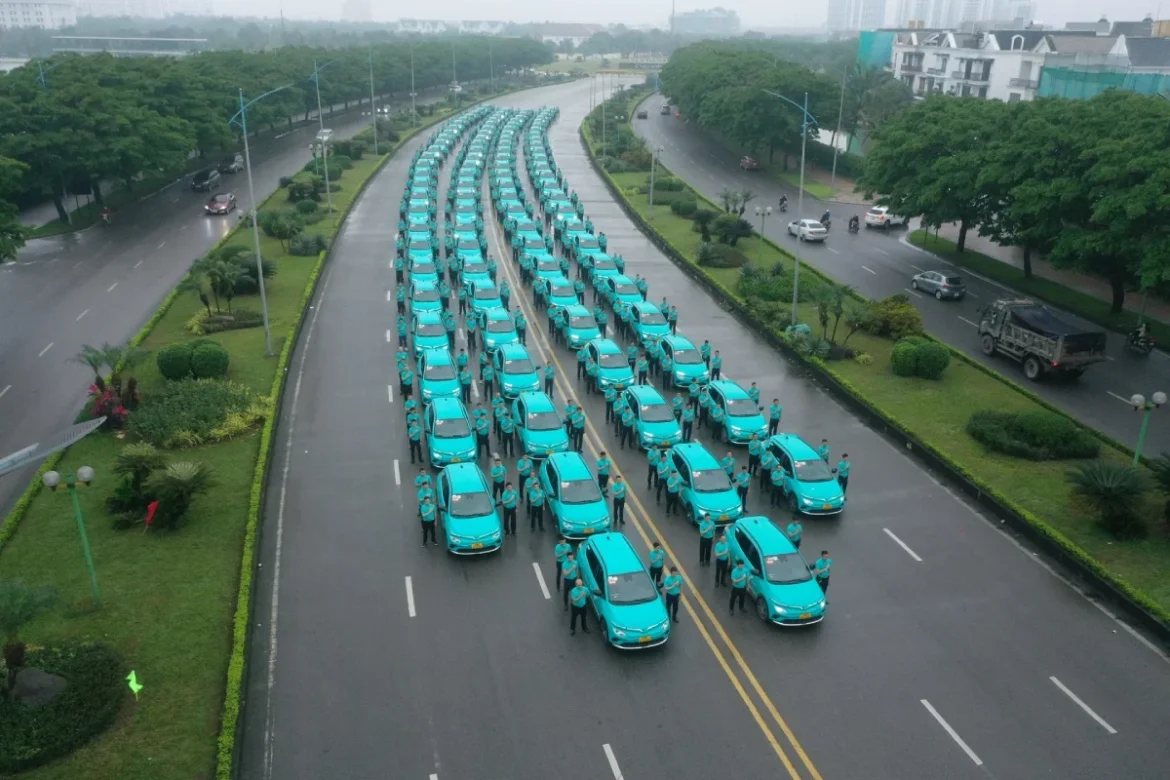 Starting June 2025, something fresh is rolling into town. Vietnam’s Green GSM (Green and Smart Mobility), an electric taxi service backed by VinFast, is now operating in the metro.